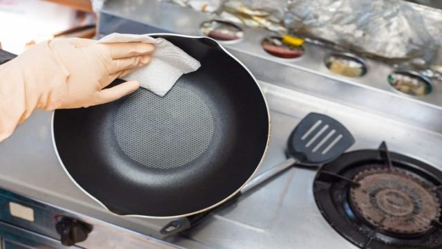 Εμαγιέ τηγάνια και κατσαρόλες: Πως θα εξαφανίσετε λεκέδες και λίπη χωρίς τη χρήση χημικών