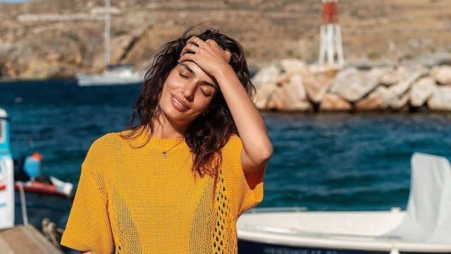 Μας «τρέλανε»: Η Τόνια Σωτηροπούλου με φούξια maxi φόρεμα και χωρίς ίχνος μακιγιάζ
