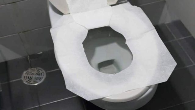 Ο κρυφός κίνδυνος της τουαλέτας: Ο λόγος που δεν πρέπει ποτέ να καλύπτουμε τη λεκάνη με χαρτί υγείας