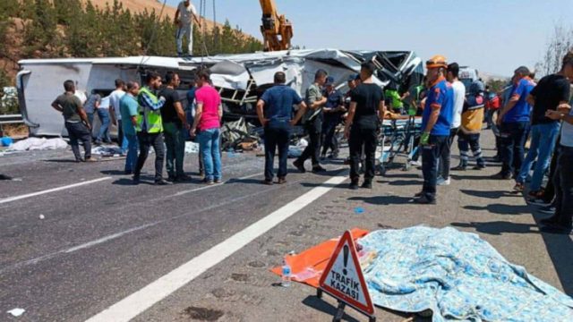 Σοκ στην Τουρκία: 35 νεκροί σε δύο φρικτά τροχαία – Φορτηγό και λεωφορείο παρέσυραν πεζούς (video)