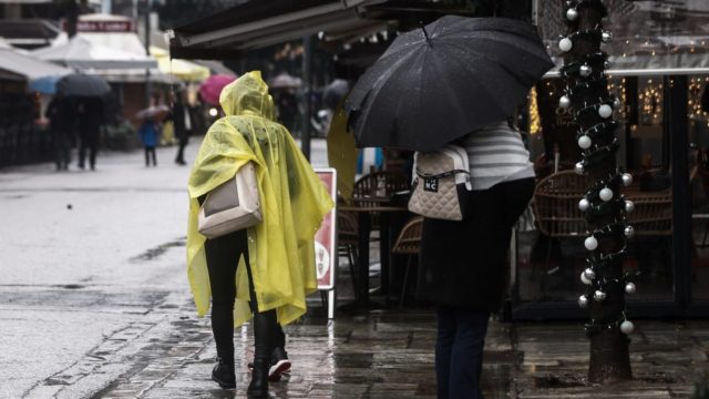 Άστατος ο καιρός στα Τρίκαλα: Ισχυρή καταιγίδα πλημμύρισε τους δρόμους (Video)