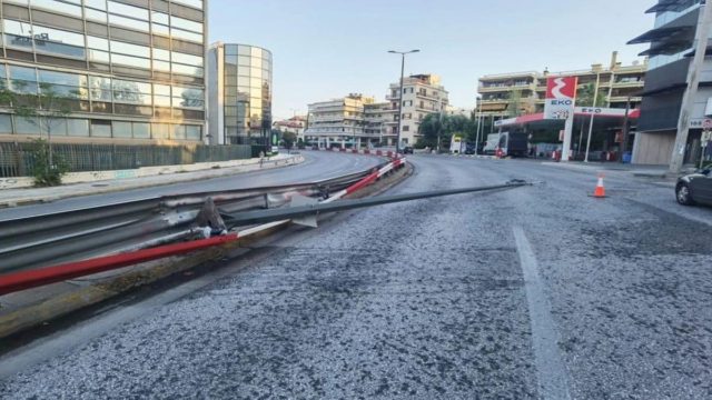 Αυτοκίνητο καρφώθηκε και έριξε κάτω κολώνα στην Κηφισίας – Προβλήματα στην κυκλοφορία