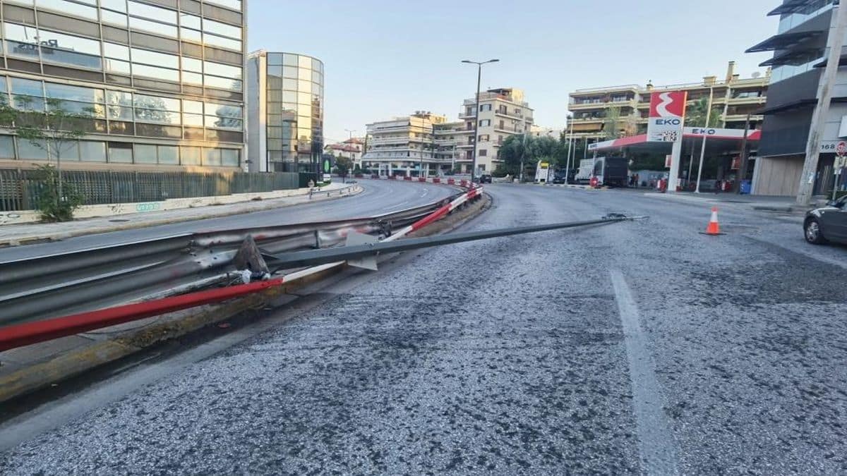 Αυτοκίνητο καρφώθηκε και έριξε κάτω κολώνα στην Κηφισίας – Προβλήματα στην κυκλοφορία