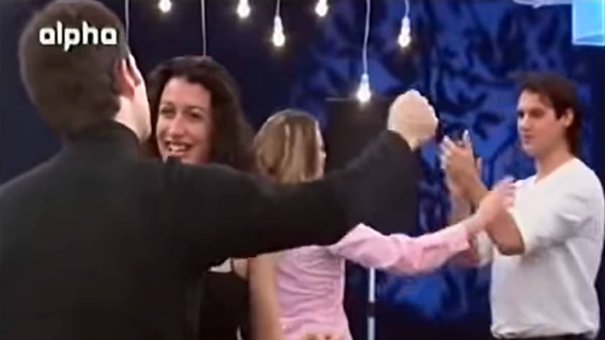 Απόλυτο… μεθύσι: Ο Γιώργος Μαργαρίτης πιάνει το μικρόφωνο και προκαλεί ένα ατέλειωτο τσιφτετέλι στην πίστα