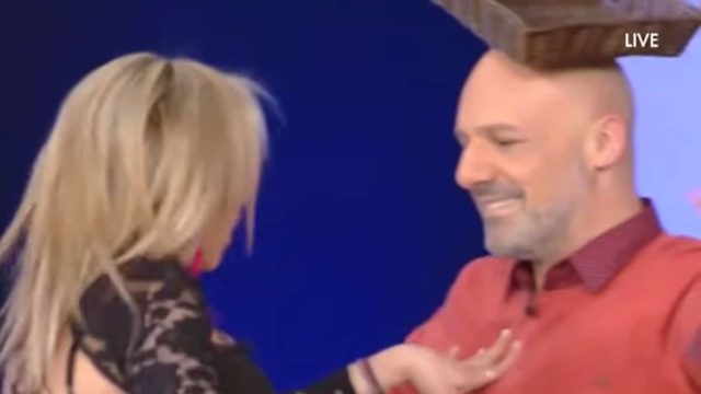 Έπαθε κι αυτός… την πλάκα του: Το τσιφτετέλι του Νίκου Μουτσινά με «καυτή» ξανθιά τραγουδίστρια που έκανε το πλατό να παραληρεί