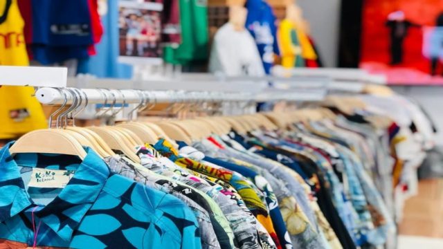 Ρούχα από δεύτερο χέρι: Η νέα μόδα – Όσα πρέπει να ξέρετε πριν ψωνίσετε