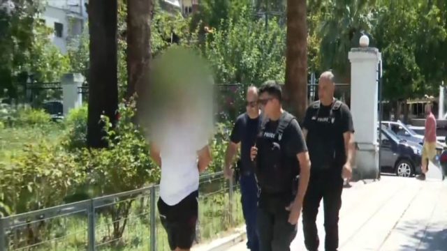 Βόλος: «Μην τον πιστεύετε! Θα το ξανακάνει! Σύντομα θα κάνετε ρεπορτάζ για μένα, θα με σκοτώσει» – Τρομοκρατημένη η 26χρονη που απείλησε με κατσαβίδι ο συντροφός της