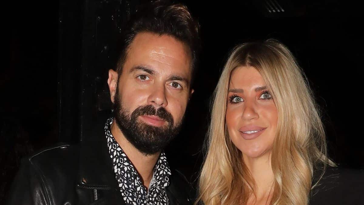 Ανεβαίνουν τα σκαλιά της εκκλησίας Ηλίας Βρεττός και Αναστασία Δεληγιάννη – Πού και πότε θα γίνει ο γάμος