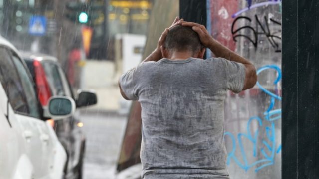 Η φωτογραφία της ημέρας: Τριήμερο… υπό βροχή