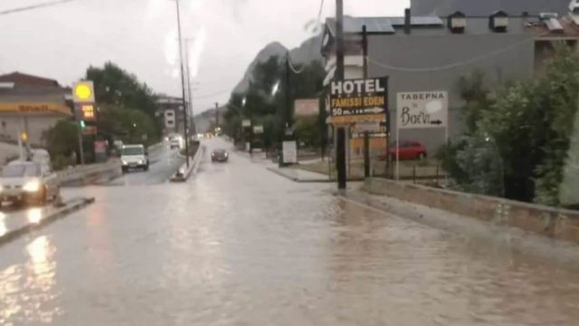 Καλαμπάκα: Βυθίστηκε στο νερό η πόλη από τη βροχόπτωση (videos)