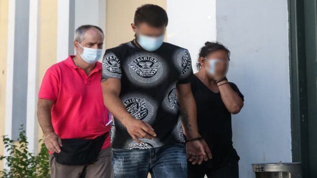 Τραγωδία στο Χαλάνδρι: Στον ανακριτή οι γονείς της 8χρονης που πέθανε από θερμοπληξία – Τι υποστήριξε η μητέρα της (Video)