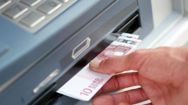 Ουρές στα ΑΤΜ στις 26 Αυγούστου: Μαζικά χρήματα στους λογαριασμούς σας!