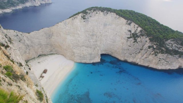 Θλιβερές εικόνες στη Ζάκυνθο: Γέμισε σκουπίδια η παραλία στο Ναυάγιο – Viral η φωτογραφία από το σημείο