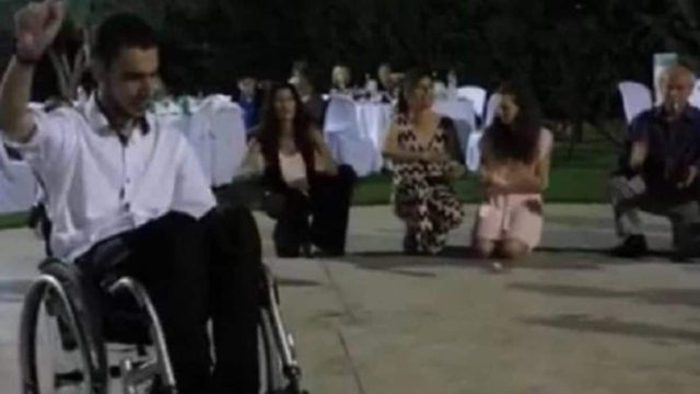 Θέλει ψυχή, όχι πόδια – Λεβέντης σε αναπηρικό καροτσάκι χορεύει το καλύτερο ζεϊμπέκικο που έχετε δει ποτέ!