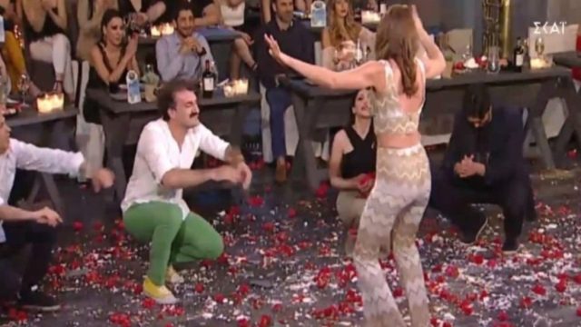 Ζεϊμπέκικο «φωτιά»: H Ελληνίδα καλλονή που πλημμύρισε την πίστα με πιάτα και γαρύφαλλα