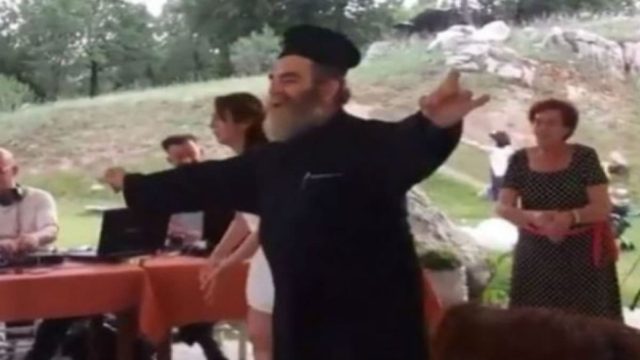 Μερακλής Ιερέας: Δείτε τον να «ρίχνει» την ζεϊμπεκιά του με το «εδώ παπάς εκεί παπάς» (Video)