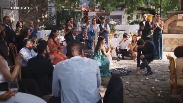 Σηκώθηκε, ξεκούμπωσε το πουκάμισο και «σείστηκε» το έδαφος: Κορυφαίος ηθοποιός χορεύει το πιο… μερακλήδικο ζεϊμπέκικο στη «Γη της Ελιάς» κι όλοι παραληρούν