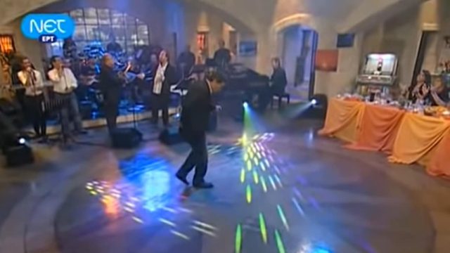 Το πλατό πήρε «φωτιά», το διαδίκτυο παραλήρησε: Το… αλήτικο ζεϊμπέκικο του Σπύρου Παπαδόπουλου που ξεπέρασε τα 6.8 εκατ. views στο YouTube