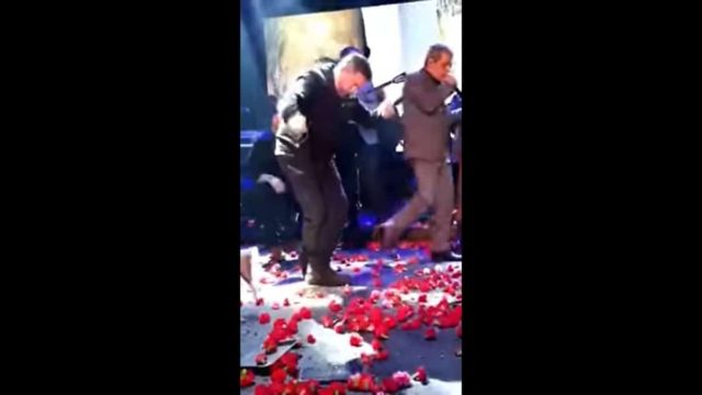 Ξεσήκωσε όλο το μαγαζί: Το ασήκωτο ζεϊμπέκικο του Σπύρου Παπαδόπουλου που… ανάγκασε τους θαμώνες να του πετάξουν όλα τους τα λουλούδια