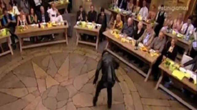 Θα κλάψετε από τα γέλια: Είναι ή δεν είναι το χειρότερο ζεϊμπέκικο στην ελληνική τηλεόραση; (Video)