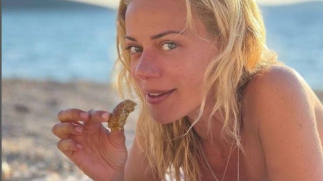 Η «καλοκαιρινή» Ζέτα Μακρυπούλια μας αφήνει με το στόμα ανοιχτό – Άβαφη και ηλιοκαμένη ποζάρει στο απέραντο γαλάζιο
