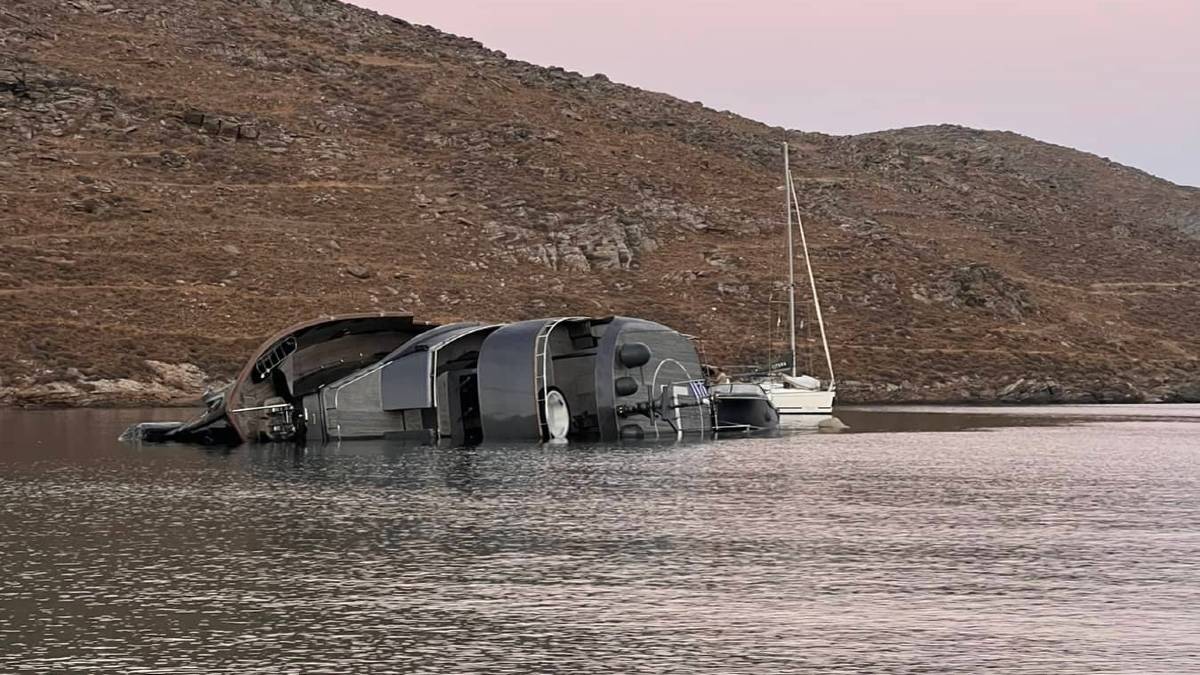 Πανικός στην Κύθνο: Η στιγμή που η διάσημη θαλαμηγός «007 James Bond» αρχίζει να βυθίζεται (video)