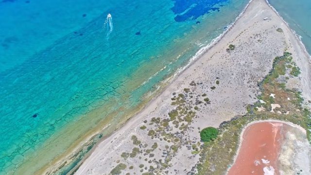 Ο άγνωστος θησαυρός του Αργοσαρωνικού: Το νησάκι σε σχήμα σπαθιου μία ανάσα από το Αγκίστρι (video)