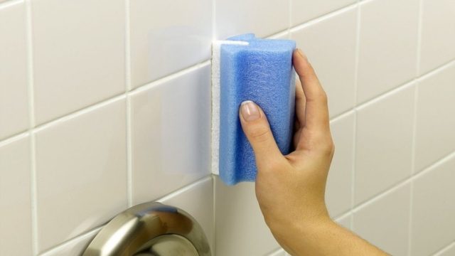 Μούχλα στο μπάνιο: Το κουζινικό υλικό που θα εξαφανίσει την υγρασία στο πιτς φιτίλι