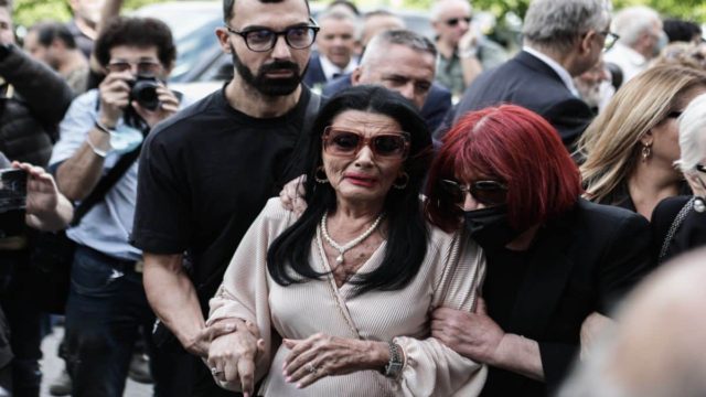 “Να με περιμένει…”: Σπαράζουν τα λόγια της Ζωζώς Σαπουντζάκη στην κηδεία της Μάρθας Καραγιάννη