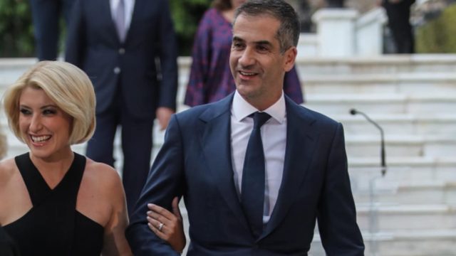 Κατέρρευσε ο Κώστας Μπακογιάννης: «Δεν ξέρεις πόσο θα ήθελα να ζει ο πατέρας μου και να…» – Στο πλευρό του η Σία Κοσιώνη
