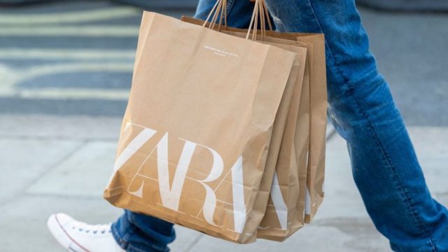 Μόνο 9,95 ευρώ: Το μπλουζάκι των ZARA που ταιριάζει σε όλα τα outfits και θα το βρείτε σε 4 αποχρώσεις