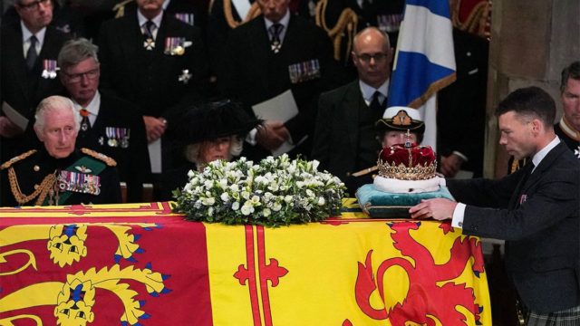 Σε λαϊκό προσκύνημα η σορός της Ελισάβετ – Τη συνόδευσαν και τα τέσσερα παιδιά της (video)