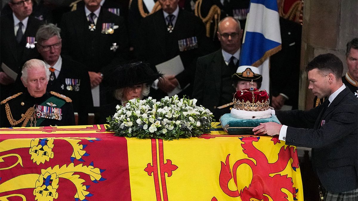 Σε λαϊκό προσκύνημα η σορός της Ελισάβετ – Τη συνόδευσαν και τα τέσσερα παιδιά της (video)