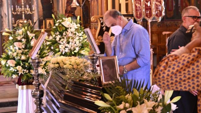Το τελευταίο «αντίο» στη σπουδαία Ειρήνη Παπά: «Βυθισμένοι» στη θλίψη συγγενείς και φίλοι