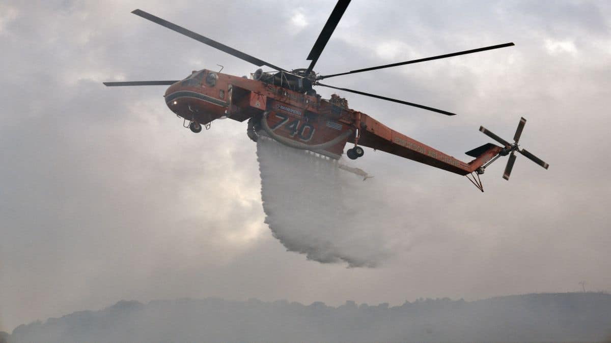 Φωτιά τώρα στο Μάνεσι Καλαβρύτων: Σηκώθηκαν δύο ελικόπτερα