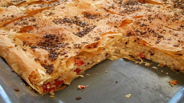 Παράδεισος γέυσεων: Λαχταριστή κοτόπιτα ολικής με πιπεριές, μανιτάρια και κεφαλοτύρι