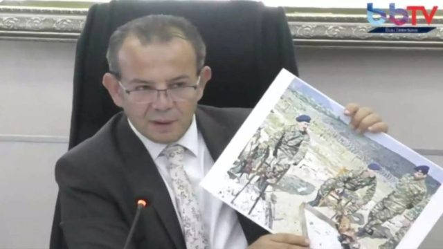 Ελληνοτουρκικά: Σε άλλο επίπεδο η τουρκική προκλητικότητα – Δήμαρχος ξεπέρασε τον Ερντογάν και απειλεί να “ανατινάξει” Έλληνες στρατιώτες