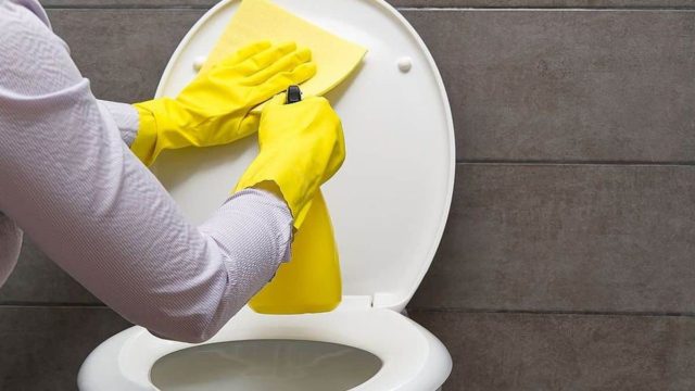 Μην το φάτε, ρίξτε το στη λεκάνη: Το σπιτικό κόλπο για να απαλλάξετε τη τουαλέτα σας από το πουρί σε 2′
