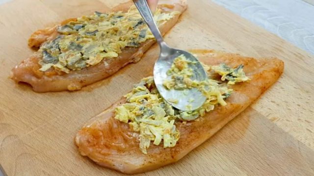 Έκοψε το κοτόπουλο σε φέτες και τύλιξε ρολάκια με ένα μείγμα που θα σας τρέξουν τα σάλια (video)