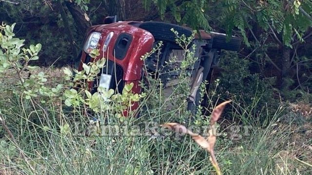«Άγιο» είχε μία οικογένεια στη Λαμία: Παραλίγο τραγωδία – Αυτοκίνητο έπεσε σε γκρεμό