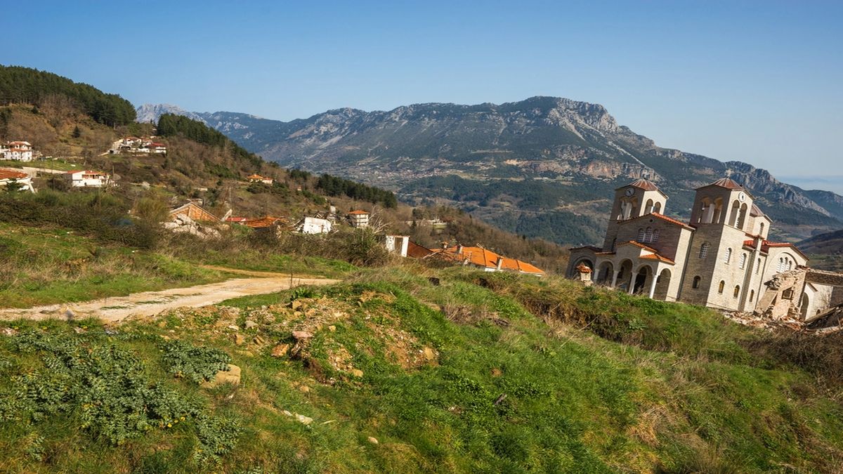 Το χωριό “θησαυρός” της Ελλάδας που βουλιάζει δέκα χρόνια μετά την πρώτη κατολίσθηση