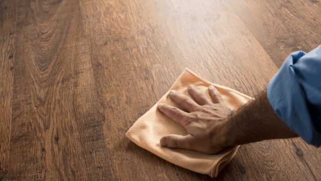 Ξύλινα πατώματα: Το απροσδόκητο κόλπο για να τα κάνετε λαμπίκο με αυτό το υλικό “έκπληξη”