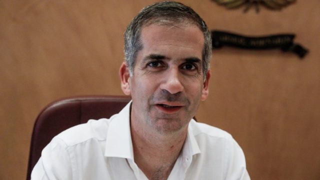 Μας «κούφανε» ο Κώστας Μπακογιάννης: «Καμιά φορά μου έρχεται να κάνω μπάφο στα οικογενειακά τραπέζια»