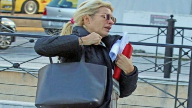Ελένη Μενεγάκη: Έτρεχε στη μέση του δρόμου και κανείς δεν πήρε τα μάτια του από τις μπότες της!