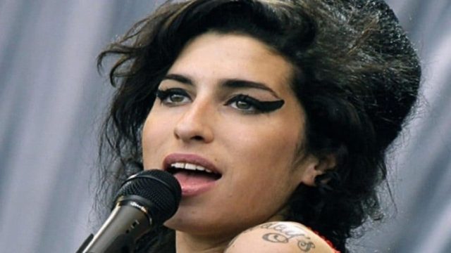 Ανατριχίλα: Η φωτογραφία της νεκρής Έιμι Γουάινχαουζ  που διέρρευσε στο διαδίκτυο!(photos)