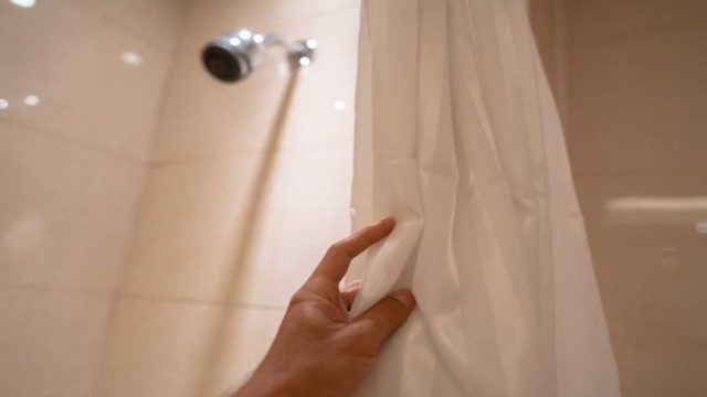 Βρώμικη κουρτίνα μπάνιου: Μην την πετάξετε – Αυτό είναι το κόλπο για να μοιάζει σαν καινούργια