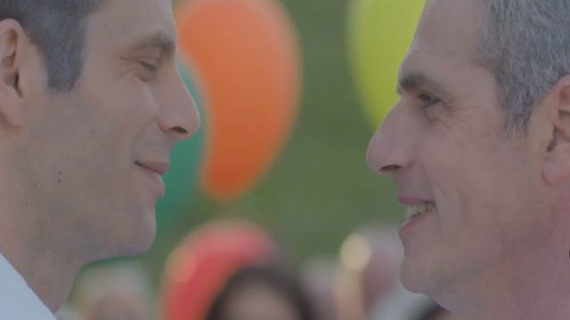 Ζευγάρι ο Μάριος Αθανασίου και ο Όμηρος Πουλάκης: Το πρωταγωνιστικό δίδυμο της ταινίας «Γάμος για όλα τα πρόσωπα» για τους ΛΟΑΤΚΙ