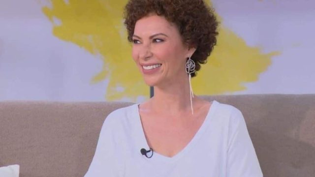«Θα γίνει χαμός, στην ζωή της μπαίνει ο…» – Η Δώρα Χρυσικού δίνει το απόλυτο spoiler για την Γη της Ελιάς