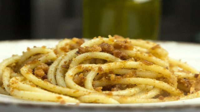 Σκορδάτη μακαρονάδα με γιαούρτι και ψωμί έτοιμη σε 15′