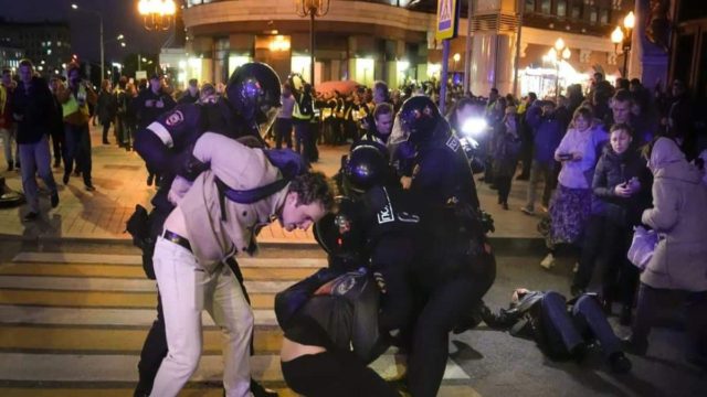 Οργισμένοι οι Ρώσοι πολίτες: «Να πάει ο Πούτιν στο μέτωπο»